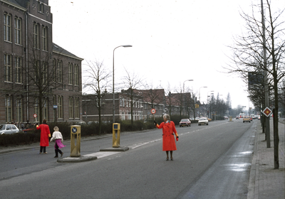 117532 Afbeelding van verkeersbrigadiers bij de oversteekplaats voor voetgangers in de Vleutenseweg te Utrecht, ter ...